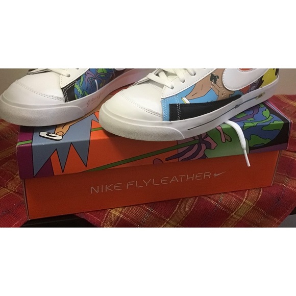 Special Edition Nike -Brand new, never wear before. Size 8.5 White with prints - Picture 2 of 5